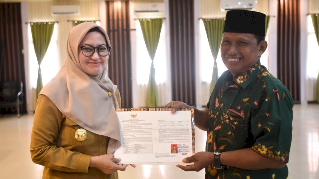 Bupati Luwu Utara Indah Putri Indriani menyerahkan SK pensiun kepada salah satu ASN Luwu Utara yang memasuki masa purna bakti. Selasa (27/6/2023)