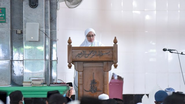 Bupati Luwu Utara Indah Putri Indriani saat membacakan sambutan saat peringatan hari raya Idul Adha di Masjid Raya Syuhada Masamba. Kamis (29/6/2023)
