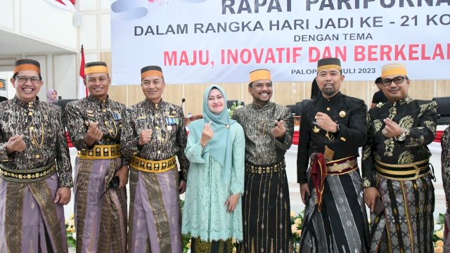 Bupati Luwu Utara Indah Putri Indriani (tengah) saat menghadiri rapat paripurna peringatan Hut ke 21 Kota Palopo.