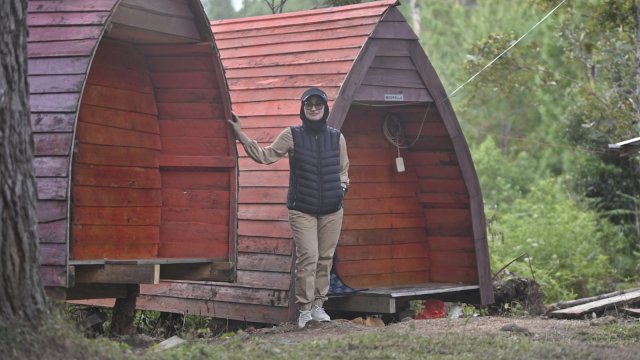 Bupati Luwu Utara Indah Putri Indriani saat berkunjung ke Bukit Wakatar Rongkong.