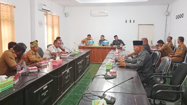 Suasana rapat Komisi I DPRD Buteng bersama unsur pemerintah diwakili Asisten I dan Dishub dan Pemerintah Desa One Waara. (Istimewa)