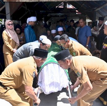 Lepas Jenazah Lurah Kappuna, Bupati Luwu Utara : Kita Kehilangan Sosok Pejabat Yang Ramah