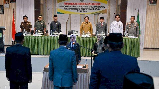 Bupati Luwu Utara Indah PutriIndriani mengambil sumpah 9 pejabat tinggi pratama lingkup pemerintah Kabupaten Luwu Utara. Senin (3/72023)