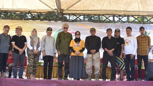 Bupati Luwu Utara Indah Putri Indriani (kaus kuning) foto bersama sejumlah tokoh nasional penggiat arus deras di Indonesia.