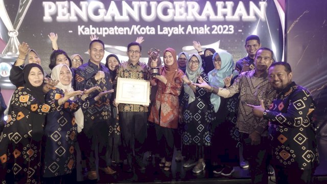 Bupati Luwu Utara Indah Putri Indriani, Sekretaris Daerah Luwu Utara Armiado bersama sejumlah OPD di malam penganugrahan KLA 2023 di Semarang.