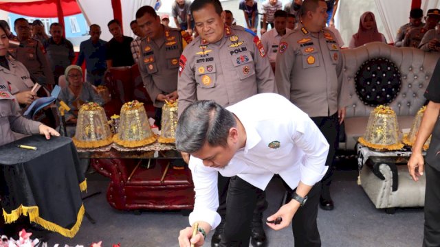 Bupati Gowa Adnan Purichta Ichsan saat menghadiri penyerahan secara simbolik bantuan rumah untuk personil anggota Polri dari Kapolda Sulawesi Selatan, di Perumahan Green Nurhidayat, Dusun Bontomajannang, Desa Bontoala, Kecamatan Pallangga, kemarin. (Dok. Humas Polres Gowa)