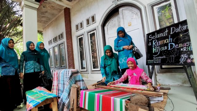 Tim SMEP PKK Sulsel saat meninjau pembuatan kerajinan binaan program PKK Gowa di Rumah Hijau Denassa, Kecamatan Somba Opu, kemarin. 