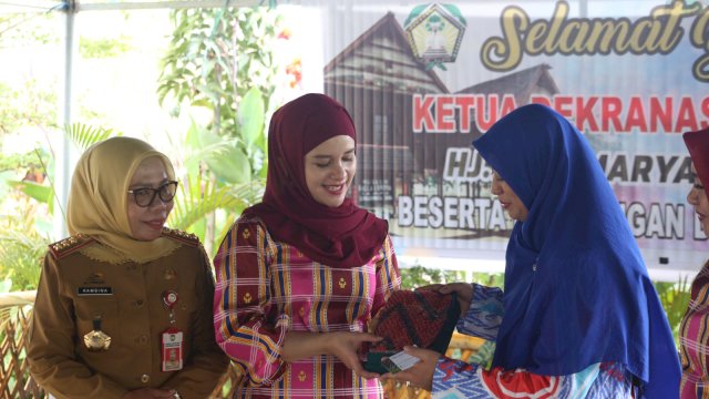 Ketua Dekranasda Kabupaten Gowa, Priska Paramita Adnan didampingi Sekretaris Daerah Kabupaten Gowa yang juga Pelaksana Tugas Kepala Dinas Perdagangan dan Perindustrian Kabupaten Gowa Kamsina saat menerima kunjungan jajaran Dekranasda Kabupaten Wajo, di Kampung Rewako, Desa Je'netallasa, Kecamatan Pallangga, kemarin. (Dok. Humas Gowa)