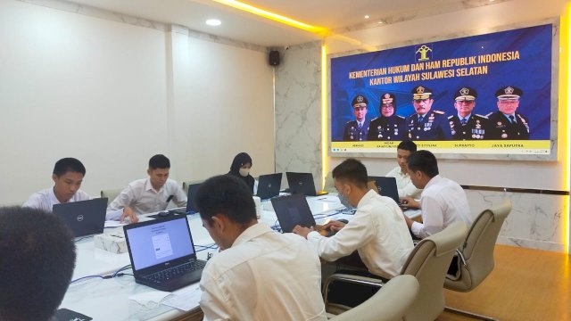 Suasana ujian psikotes berbasi CAT yang diikuti puluhan Catar Poltekim dan Poltekip Kemenkumham RI, di Ruang Rapat Pimpinan Kanwil Kemenkumham Sulsel, Kamis, (20/07/2023).