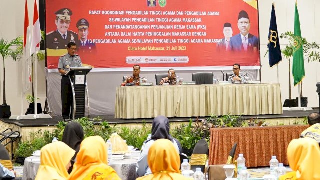 Kakanwil Kemenkumham Sulsel Liberti Sitinjak saat memberikan arahan di sela-sela Penandatanganan PKS antara BHP Makassar dengan 13 PA di Sulawesi Selatan yang berlangsung di Hotel Claro Makassar, Senin, (31/07/2023). (Dok. Humas Kanwil Kemenkumham Sulsel)