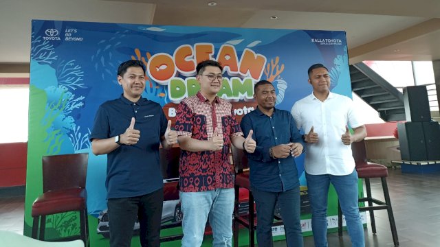 West Region General Manager Kalla Toyota Andyka Susanto (kedua kiri) saat berfoto bersama jajaran pimpinan Kalla Toyota usai melaksanakan prescon Program Ocean Dream, di Firefiles TSM Makassar, kemarin. (Dok. Chaerani/Republiknews.co.id)
