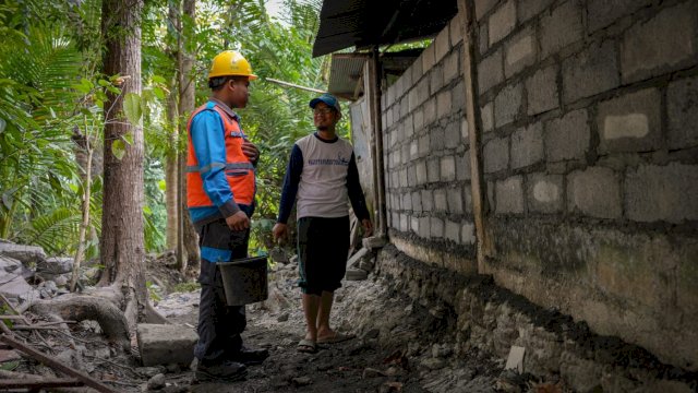 Petugas PLN terjun langsung dan bekerja bersama masyarakat dalam pelaksanaan renovasi rumah warga terdampak gempa Bantul. (Dok. Humas PLN UIP Sulawesi)