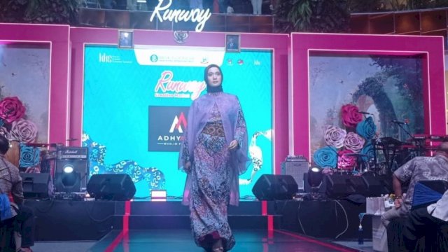 Pertunjukan fashion show bertema wastra lokal Sulawesi Selatan warnai kemeriahan Karya Kreatif Sulawesi Selatan (KKS 2023) yang digelar Bank Indonesia Perwakilan Sulawesi Selatan, di Ground Floor New Trans Studio Mall Makassar, kemarin. (Dok. BI Sulawesi Selatan)