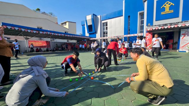 Pegawai Kanwil Kemenkumham Sulsel saat antusias mengikuti ragam lomba tradisional yang digelar dalam memeriahkan HUT Kemenkumham Ke-78 Tahun, hingga HUT Kemerdekaan RI, di Halaman Kanwil Kemenkumham Sulsel, Jumat (11/08). (Dok. Humas Kanwil Kemenkumham Sulsel)