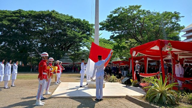 Bupati Gowa Adnan Purichta Ichsan saat memimpin upacara Peringatan HUT Kemerdekaan RI Ke-78 di Lapangan Upacara, Kantor Bupati Gowa, Kamis (17/08). (Dok. Chaerani/Republiknews.co,id)