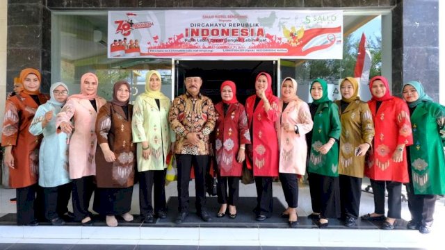 Wakil Bupati Gowa Abd Rauf Malaganni didampingi Wakil Ketua Dekranasda Kabupaten Gowa Musaddiyah Rauf (ketujuh kanan) dan Anggota Dekranasda Kabupaten Gowa lainnya saat menghadiri Pembukaan Expo Dekranasda Kreatif Andalan 2023, di Taman Callaccu, Kota Sengkang, Kabupaten Wajo, kemarin. (Dok. Humas Gowa) 