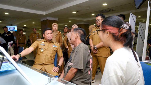 Bupati Gowa Adnan Purichta Ichsan saat berbincang dengan pasien, di sela-sela melaksanakan sidak di RSUD Syekh Yusuf Kabupaten Gowa, Selasa (01/08). (Dok. Humas Gowa)