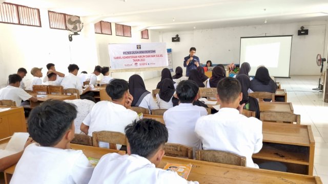 Tim Kanwil Kemenkumham Sulsel saat melakukan Sosialisasi Bantuan Hukum Gratis dengan menyasar kalangan remaja, di Pusat Pelayanan Sosial Bina Remaja Makassar, kemarin. (Dok. Humas Kanwil Kemenkumham Sulsel)