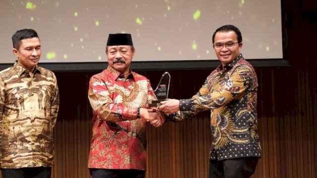 Wakil Bupati Gowa Abd Rauf Malaganni saat menerima penghargaan GATRA Apresiasi Infrastruktur Daerah Tahun 2023 pada kategori “Daerah dengan Pengembangan Infrastruktur Fasilitas Penunjang Publik” dari Direktur Pelaksana GATRA, Budi Irawan, di Soehana Hall, The Energy Building, SCBD Lot, Jakarta Selatan, kemarin. (Dok. Humas Gowa)