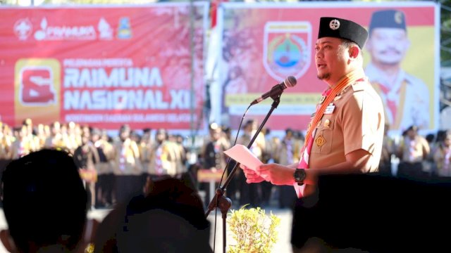 Bupati Gowa yang juga Wakil Ketua Kwarda Pramuka Sulsel Adnan Purichta Ichsan saat menghadiri Apel Besar Pelepasan Kontingen Daerah Sulsel Menuju Raimuna Nasional sekaligus Memperingati Hari Pramuka Ke-62 Tahun, di Lapangan Rumah Jabatan Gubernur Sulsel, kemarin. (Dok. Humas Gowa)