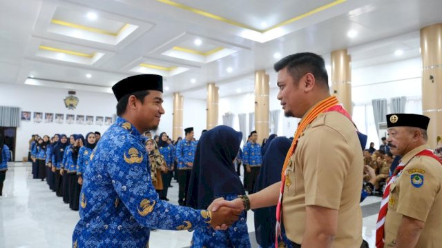 Bupati Gowa Adnan Purichta Ichsan didampingi Wakilnya Abd Rauf Malaganni saat menyerahan SK ASN Formasi Tahun 2021, dan melakukan Pengambilan Sumpah Janji Pegawai Negeri Sipil (PNS), di Baruga Karaeng Pattingalloang, Kantor Bupati Gowa, kemarin. (Dok. Humas Gowa)