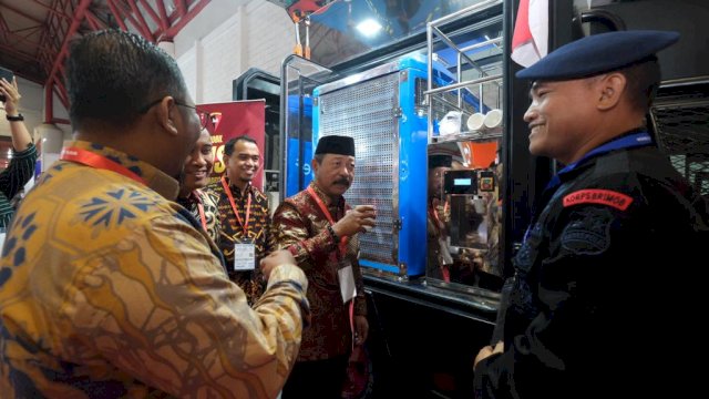 Wakil Bupati Gowa Abd Rauf Malaganni saat mengunjungi salah satu tenant pada pagelaran Integrated Technology Event (ITE) 2023 yang dilaksanakan Direktorat Jenderal Bina Administrasi Kewilayahan Kementerian Dalam Negeri, di Jakarta International Expo, kemarin. (Dok. Humas Gowa)