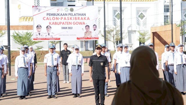 Puluhan petugas Paskibraka Kabupaten Gowa mulai menjalani latihan usai mengikuti Pembukaan Pelatihan Pemantapan Paskibraka Kabupaten Gowa Tahun 2023, di Zona A Ruang Terbuka Hijau Syekh Yusuf, Selasa (01/08/2023). (Dok. Humas Gowa)