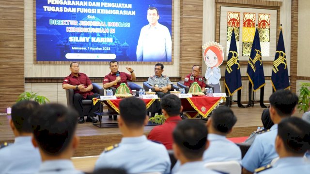 Direktur Jenderal Imigrasi (Dirjenim) Kemenkumham RI Silmy Karim saat memberikan arahan kepada jajaran pegawai Keimigrasian Kanwil Kemenkumham Sulsel, di Aula Kanwil Kemenkumham Sulsel, Selasa, (01/08). (Dok. Humas Kanwil Kemenkumham Sulsel)