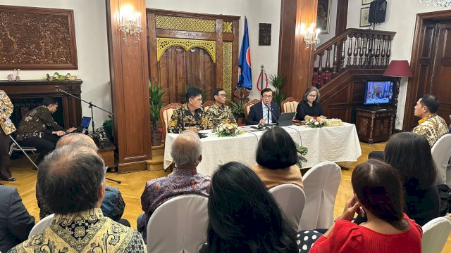 Menkumham RI Yasonna Laoly bersama Menko Polhukam Mahfud MD memberikan peluang besar terkait repatriasi bagi para korban pelanggaran HAM berat masa lalu saat melakukan kunjungan bersama eks Mahid di Ceko, kemarin. (Dok. Humas Kanwil Kemenkumham Sulsel)