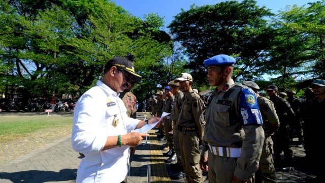 Wakil Bupati Gowa Abd. Rauf Malaganni saat melakukan pengecekan personel, kendaraan dinas sekaligus menyerahkan SK Non ASN Satpol-PP Kabupaten Gowa, di Lapangan Upacara Kantor Bupati Gowa, kemarin. (Dok. Humas Gowa)