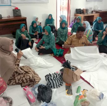 Pengurus dan Kader PKK Gowa Dilatih Membatik Ecoprint Khas Daerah