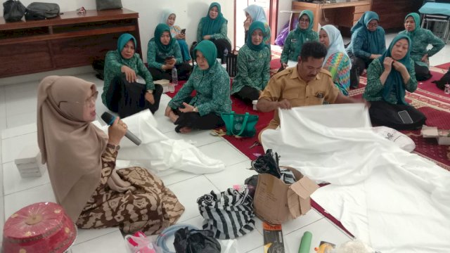 Sejumlah pengurus maupun kader TP PKK Kabupaten Gowa saat mengikuti Pelatihan Membatik yang digelar TP PKK Kabupaten Gowa bekerjasama Dinas PMD Gowa di Gedung PKK Gowa, Selasa (01/08). (Dok. Humas Gowa)