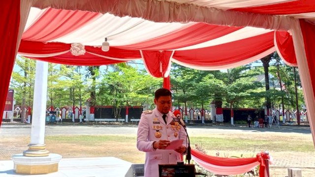 Bupati Gowa Andan Purichta Ichsan saat menghadiri Upacara Detik-Detik Proklamasi Kemerdekaan RI Ke-78, di Lapangan Upacara Kantor Bupati Gowa, Kamis (17/08/2023). (Dok. Chaerani/Republiknews.co.id)