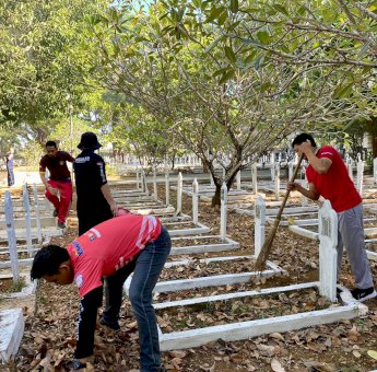 Bakti Sosial Kanwil Kemenkumham Sulsel Bersih-Bersih Makam Pahlawan Panaikang