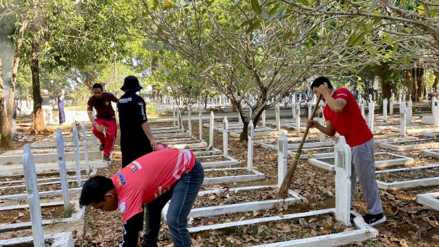 Kanwil Kemenkumham Sulawesi Selatan bersama sejumlah UPT di Kota Makassar melaksanakan bakti sosial dengan bersih-bersih TMP Panaikang, Makassar, kemarin. (Dok. Humas Kanwil Kemenkumham Sulsel)