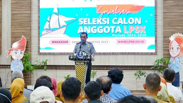 Kakanwil Kemenkumham Sulsel Liberti Sitinjak saat memberikan arahan pada Sosialisasi Pelaksanaan Seleksi Calon Anggota LPSK Periode 2024-2029, di Aula Bhinneka Tunggal Ika, Kanwil Kemenkumham Sulsel, kemarin. (Dok. Humas Kanwil Kemenkumham Sulsel)