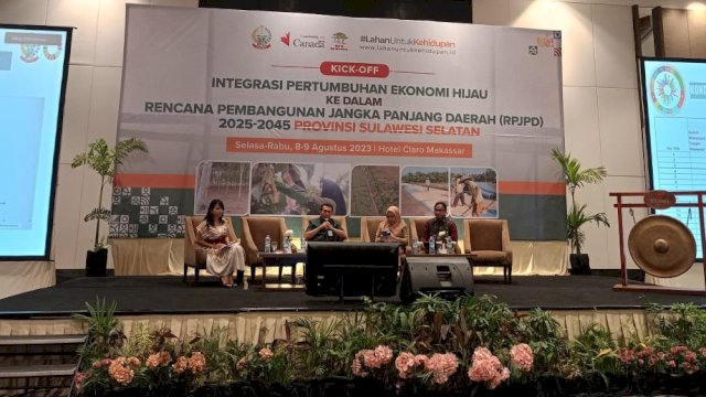 ICRAF Indonesia melakukan pendampingan dalam mendorong pertumbuhan ekonomi hijau dengan menggelar Kick-Off Integrasi Pertumbuhan Ekonomi Hijau ke dalam RPJPD 2025 - 2045 Provinsi Sulawesi Selatan yang berlangsung di Ballroom Phinisi Claro Hotel Makassar, Selasa (08/08). (Dok. Chaerani/Republiknews.co.id)