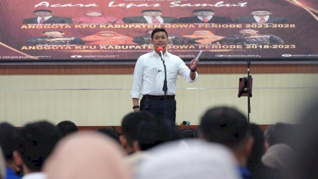 Bupati Gowa Adnan Purichta Ichsan saat memberikan arahan saat menghadiri Lepas Sambut Anggota KPU Kabupaten Gowa periode 2018-2023 dan Anggota KPU Kabupaten Gowa 2023-2028, di Baruga Karaeng Galesong, Kantor Bupati Gowa, kemarin. (Dok. Humas Gowa)