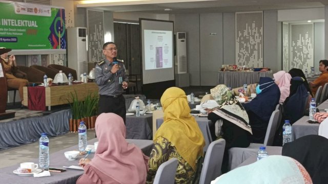 Salah satu pemateri saat memberikan materi pada Sosialisasi Fasilitasi Kekayaan Intelektual yang digelar Kanwil Kemenkumham Sulsel berkerjasama Dinas Pariwisata Makassar, di Hotel Aerotel Smile Makassar, Rabu (16/08). (Dok. Humas Kanwil Kemenkumham Sulsel)