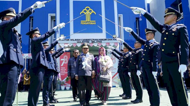 Kepala Divisi Pemasyarakatan Kanwil Kemenkumham Sulsel Suprapto saat dilepas oleh jajaran pegawai se-Kanwil Kemenkumham Sulsel, di Halaman Kanwil Kemenkumham Sulsel. Suprapto saat ini telah memasuki masa purnabakti. (Dok. Humas Kanwil Kemenkumham Sulsel)