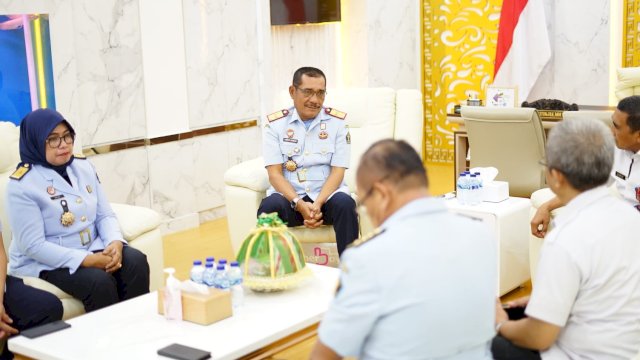 Kakanwil Kemenkumham Sulsel Liberti Sitinjak saat menerima Kepala BNNP Sulsel Guruh Ahmad Fadiyanto di ruang kerjanya, Kamis (10/08). (Dok. Humas Kanwil Kemenkumham Sulsel)