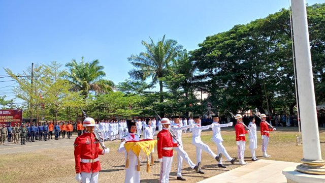 Anggota Paskibraka Kabupaten Gowa saat melakukan pengibaran Bendera Merah Putih pada Upacara Detik-Detik Proklamasi Peringatan Hari Ulang Tahun (HUT) Ke-78 RI, di Lapangan Upacara Kantor Bupati Gowa, Kamis (17/08/2023). (Dok. Chaerani/Republiknews.co.id)