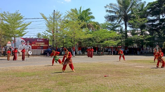 Pertunjukan Pencak Silat dari siswa-siswi SMP Negeri 1 Sungguminasa, SMP Negeri 2 Sungguminasa, dan MTS Aisyiyah Sungguminasa untuk pertama kalinya memeriahkan Perayaan HUT Kemerdekaan RI Tingat Kabupaten Gowa, di Lapangan Upacara Kantor Bupati Gowa, Kamis (17/08/2023). (Chaerani/Republiknews.co.id)