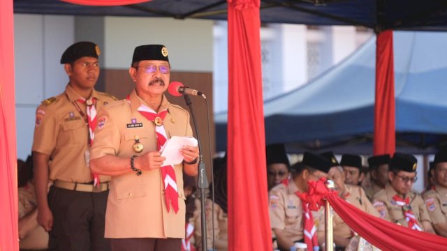 Wakil Bupati Gowa yang juga Wakil Ketua Mabicab Gerakan Pramuka Gowa Abd Rauf Malaganni di sela-sela sambutan saat bertindak selaku Pembina Apel Besar Gerakan Pramuka Ke-62 Tahun Tingkat Kwarcab Gowa, di Lapangan Upacara Kantor Bupati Gowa, Senin (28/08/2023). (Dok. Humas Gowa)