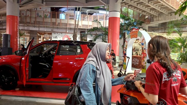 Salah satu pengunjung Merdeka Auto Show by Kalla Toyota saat melihat publik display kendaraan Toyota. Kegiatan ini berlangsung di Autrium Nipah Mall sejak 10 hingga 20 Agustus 2023 mendatang. (Chaerani/Republiknews.co.id)