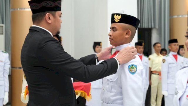 Bupati Gowa Adnan Purichta Ichsan saat mengukuhkan salah satu Anggota Paskibraka, di Baruga Karaeng Galesong, Kantor Bupati Gowa, kemarin. (Dok. Humas Gowa)