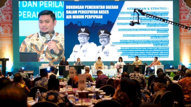 Bupati Gowa Adnan Purichta Ichsan saat menjadi narasumber dalam Workshop Dukungan Eksekutif dan Legislatif Pada Pengembangan Program Air Minum di Perkotaan dalam Kerangka NUWSP di Trans Resort Bali, kemarin. (Dok. Humas Gowa)