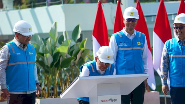 Menteri Sekretaris Negara, Pratikno (kedua dari kiri) saat menandatangani prasasti peresmian Revitalisasi Kelistrikan Istana Kepresidenan Jakarta didampingi Direktur Utama PLN, Darmawan Prasodjo (kedua dari kanan), Deputi Bidang Sumber Daya Manusia, Teknologi dan Informasi Kementerian BUMN, Tedi Bharata (kiri), Sekretaris Kementerian Sekretariat Negara, Setya Utama (kanan), Selasa (1/8).