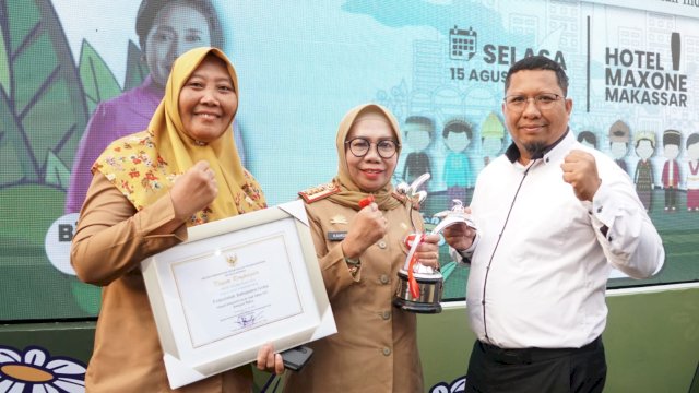 Sekretaris Daerah Kabupaten Gowa Kamsina didampingi Kepala DPPPA Kabupaten Gowa Kawaidah Alham, dan Kepala Bappeda Kabupaten Gowa Sujjadan usai menerima penghargaan KLA 2023, di sela-sela perayaan Hari Anak Tingkat Provinsi Sulawesi Selatan, di Maxone Hotel Makassar, kemarin. (Dok. Humas Gowa)