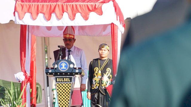 Kakanwil Kemenkuham Sulsel Liberti Sitinjak saat menjadi Inspektur Upacara Peringatan HUT Kemerdekaan RI, di lapangan pembangunan Kanwil Kemenkumham Sulsel, kemarin. (Dok. Humas Kanwil Kemenkumham Sulsel)